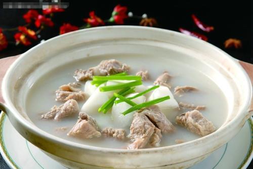 清炖排骨怎么做好吃不腥（清炖排骨制作过程及制作要点）