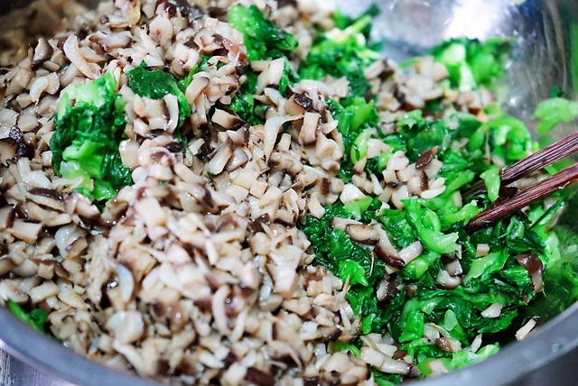 香菇做馅用焯水吗，香菇包饺子需要焯水吗（好吃又清爽的香菇油菜包子）