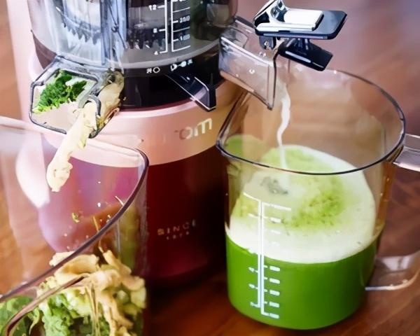 经常喝果汁饮料有好处吗，经常喝果汁饮料对身体好不好（鲜榨果汁真的健康吗）