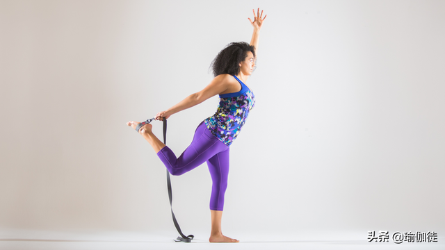 股四头肌拉伸方法动作图片，拉伸股四头肌有什么好处（借助瑜伽拉伸放松股四头肌）