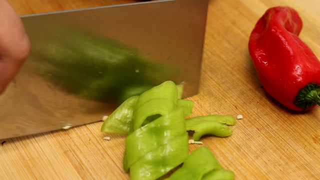 炖小鸡的家常做法，小鸡炖蘑菇的家常做法（鸡肉鲜香嫩滑不腥不柴）