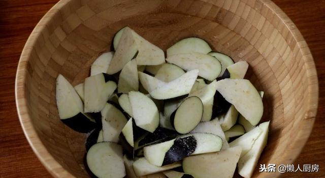 油焖茄子怎么做，油焖茄子怎么做简单又好吃（这是油焖茄子最简单的做法）