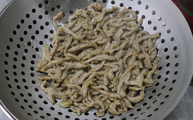 炒牛肉片怎么炒好吃又嫩，大蒜炒牛肉片怎么炒好吃又嫩（农家清炒牛肉丝）