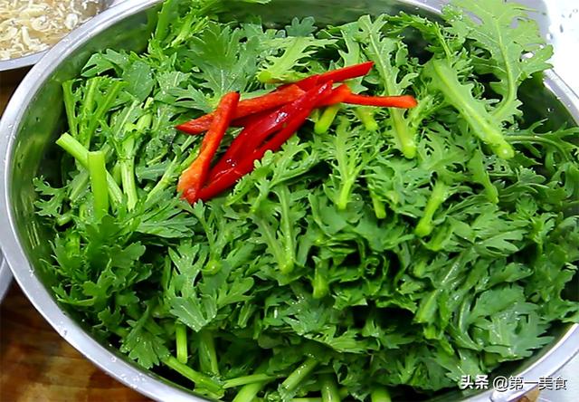 清炒茼蒿的家常做法，清炒茼蒿的做法（茼蒿炒的翠绿又不出水）