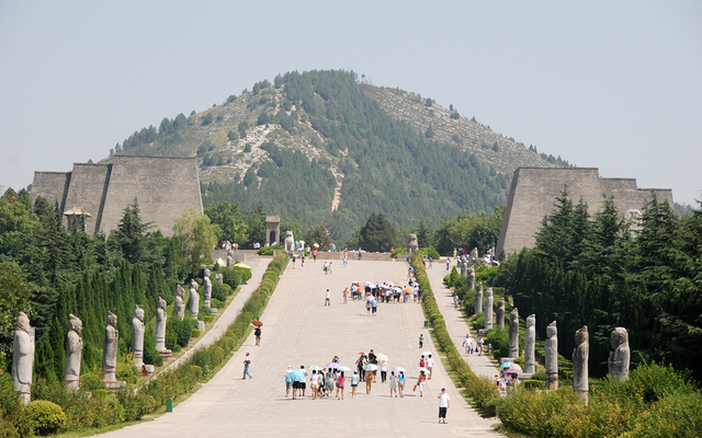 乾陵简介讲解词，乾陵简介（世界上唯一的夫妻皇帝合葬陵）