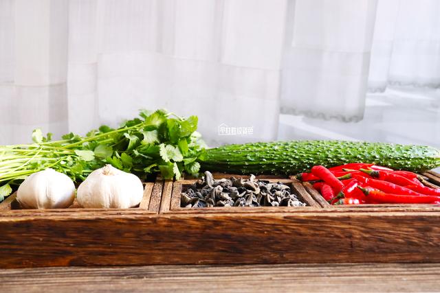 凉拌爽口木耳步骤，凉拌酸爽木耳做法（我家隔三差五吃1次）