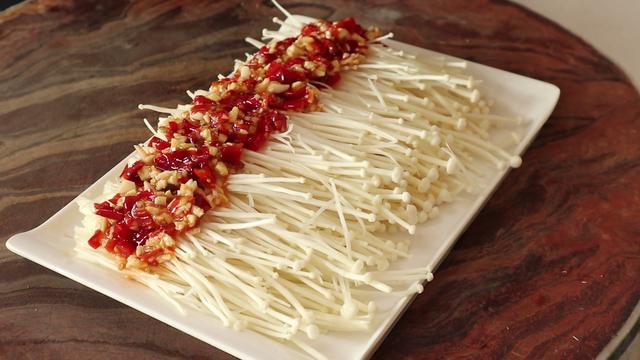 剁椒金针菇的做法，金针菇的做法（大厨教你做剁椒金针菇）