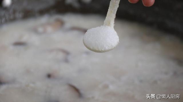生蚝肉怎么做好吃，不加壳的生蚝怎么吃（这个季节的生蚝肥美）
