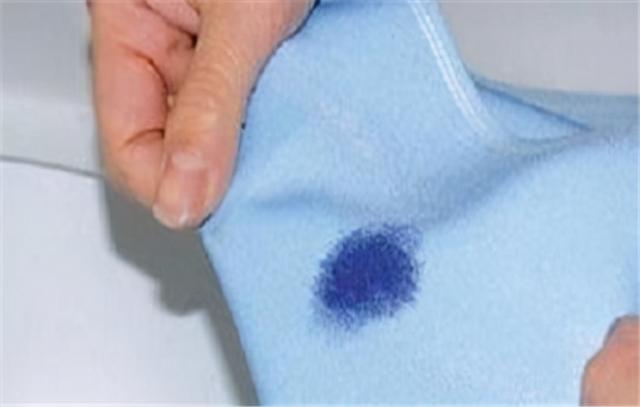 衣服沾上墨水怎么洗，衣服被黑墨水染了怎样洗下来（签字笔墨水弄到衣服上怎么洗）