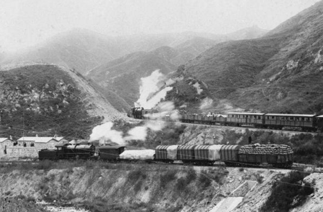 京张铁路是人字形还是之字形，京张铁路是人字形还是之字形图（詹天佑设计修“人字形”铁路耗资693万）