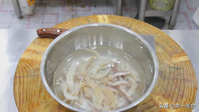 鱿鱼的处理方法，处理鱿鱼的全过程（厨师长把详细处理方法教给你）
