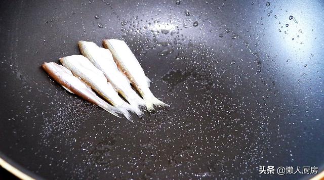 煎小鱼的做法大全视频，如何煎小鱼视频（这种小鱼不用扔）