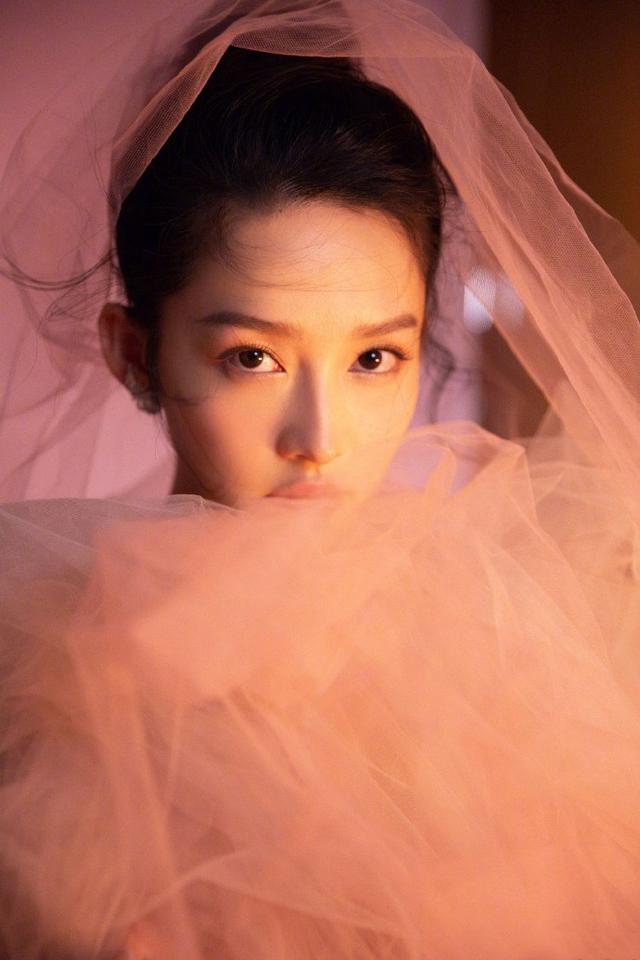 羽毛耳环的演员,羽毛耳环的演员介绍(李沁连衣裙配薄纱美成了仙)