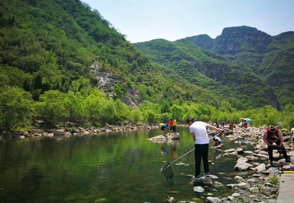 既有五龙口风景名胜区,又有滩涂广阔的牛王滩;既可以进山赏景,逗猕猴