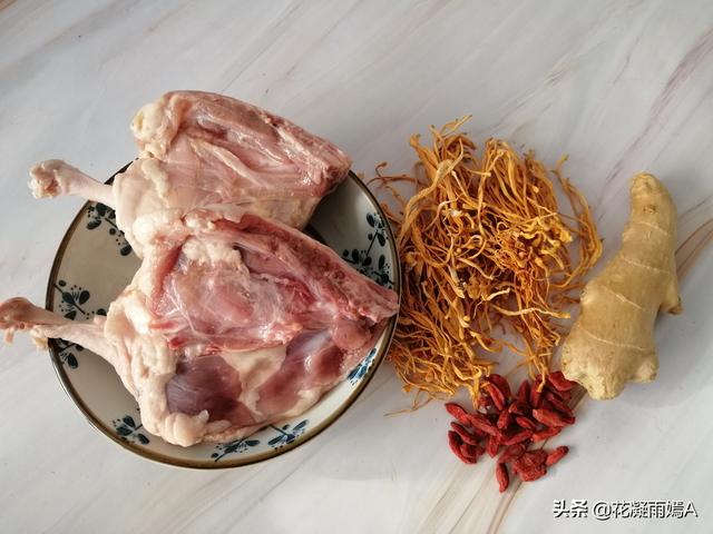 鸭肉煲汤放什么材料好，鸭肉煲汤放什么材料好孕妇吃（鸭肉和它一起炖）