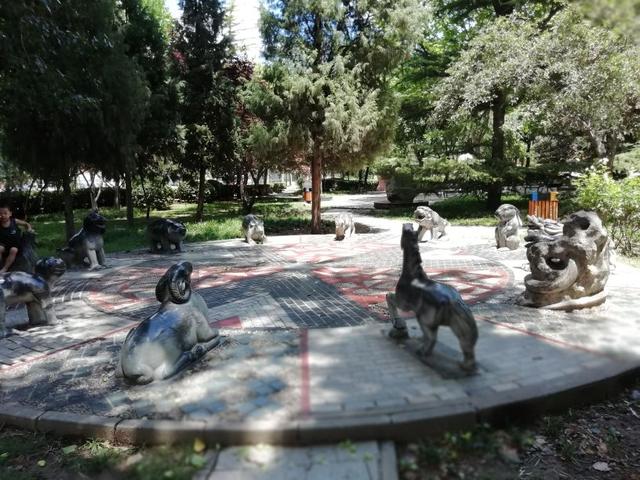 太阳地球月亮运行图，地球月球运动轨迹图（公园虽小，历史文化元素不少）