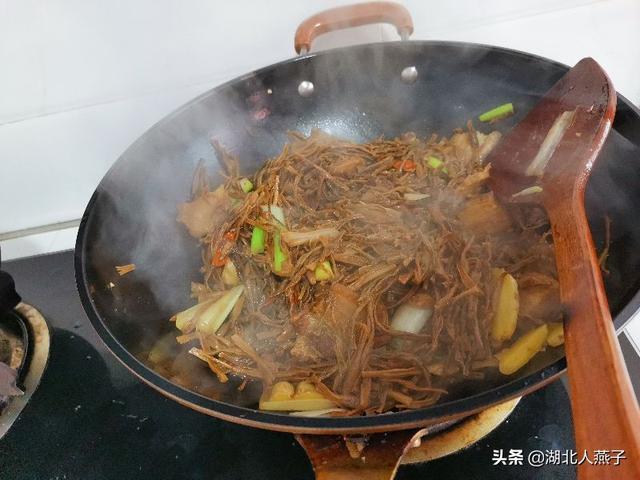 干豆角炖五花肉，怎样做干豆角炖五花肉（干豆角炖五花肉做法）