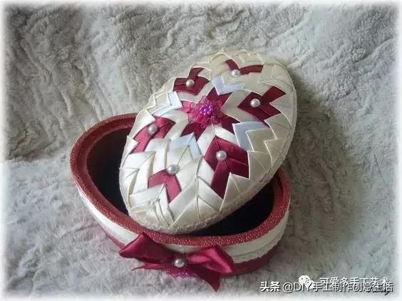 手工小魔盒制作方法，手工小魔盒制作方法步骤（丝带剪一段对折拼一拼）