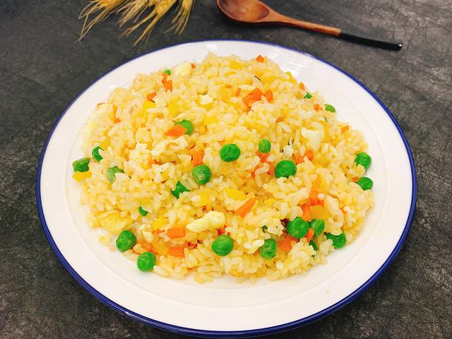 鸡蛋炒米饭怎么做，这样炒米饭粒粒分明饱满