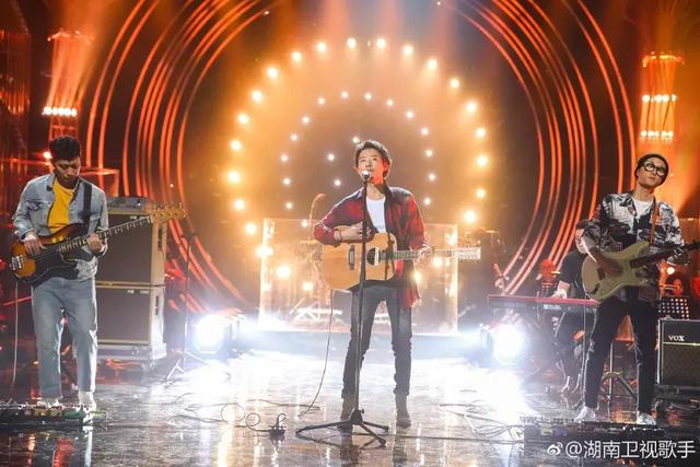 夜空中最亮的星歌词，夜空中最亮的星歌词文档（就不能唱首《夜空中最亮的星》吗）