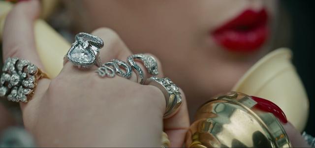 宝格丽蛇形戒指，宝格丽蛇形戒指怎么样（她的首饰自带格局让你格外诧异）