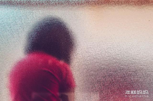 多少父母杀了自闭症，为什么大多数自闭症孩子的父母都是高学历（3个自闭症家庭的脱轨人生）