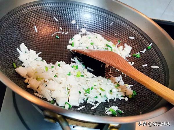 正确清洗淡菜的方法是怎样的，正确清洗淡菜的方法是怎样的呢（恨不得立马吃进嘴里的金针菇烩淡菜）