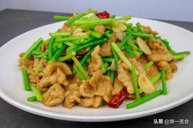 蒜苔炒肉怎么炒好吃，蒜苔炒肉怎么炒才好吃又简单（厨师长教你做蒜苔炒肉片）