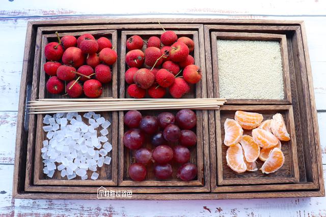 山楂和冰糖熬起来吃有什么作用，冰糖熬山楂有什么功效（裹上糖稀做成冰糖葫芦）