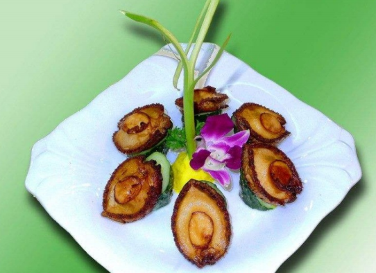 如何用苹果雕刻盘饰，苹果雕刻教程简单易学（颜值高的菜品更受消费者欢迎）