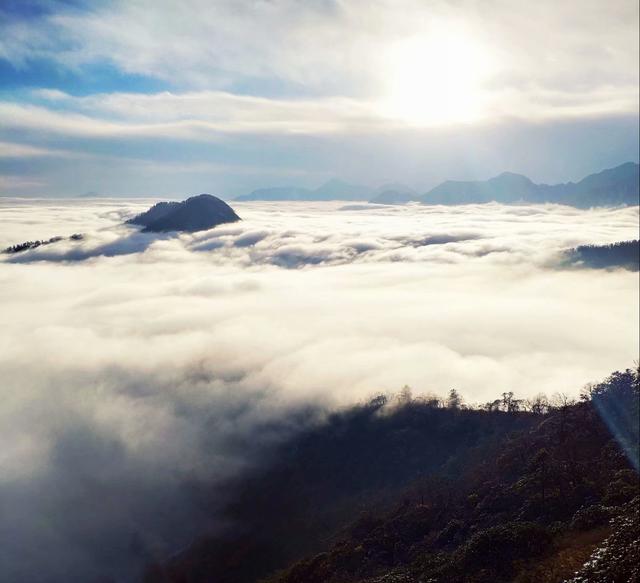 西岭雪山海拔（西岭雪山-海拔高度3250米的地方与天接近）