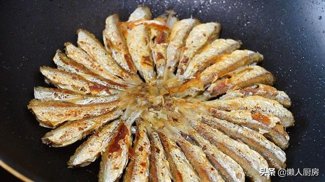 煎小鱼的做法大全视频，如何煎小鱼视频（这种小鱼不用扔）