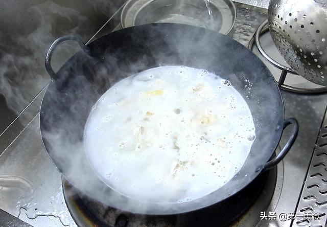 排骨炖玉米的做法，排骨煮玉米的做法（厨师长巧用淀粉和食盐处理排骨）