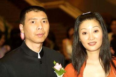 徐帆是怎么认识冯小刚的，为何嫁给了二婚的冯小刚