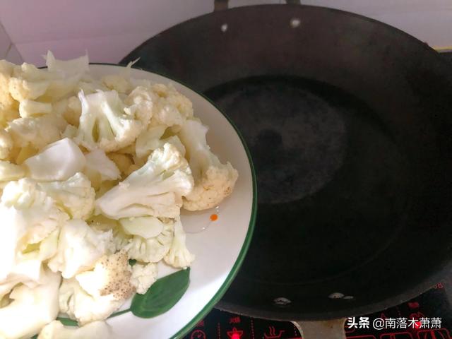 花菜素炒怎么做好吃，干锅花菜怎么做好吃又简单视频（家常小菜：素炒菜花的做法）