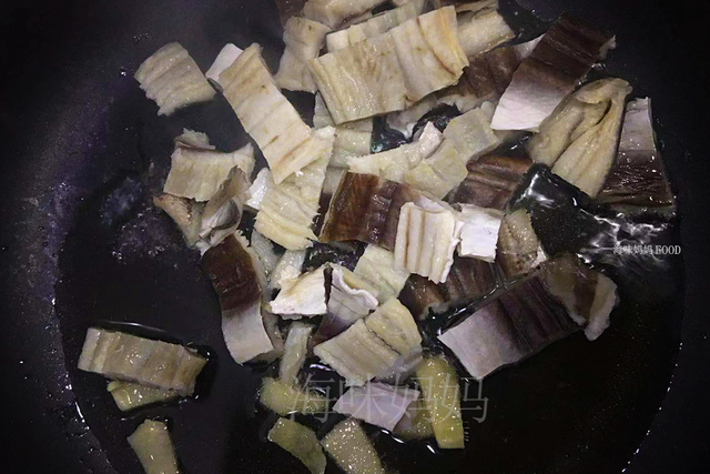 关于鲨鱼干的烹饪方法，鲨鱼干的吃法和做法大全（一条鲨鱼只够吃一餐）