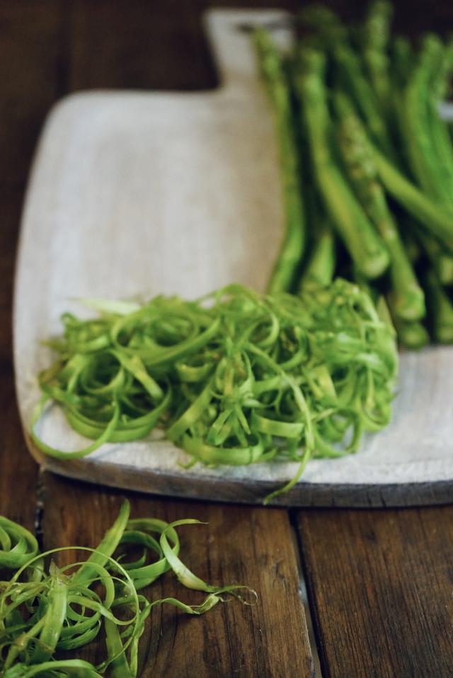 芦笋可以放多久，芦笋放久了能吃吗（西方人餐桌上最不能省的蔬菜芦笋）