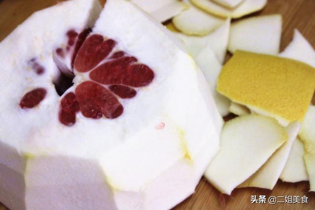 柚子的快速剥法，柚子的快速剥法图片（轻触柚子身上的小机关）