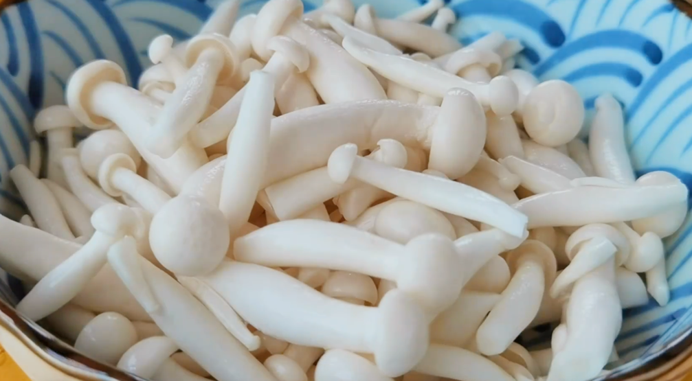 图片[2]-【白玉菇炒鸡蛋】做法步骤图 简单营养又美味 孩子常吃身体好-起舞食谱网