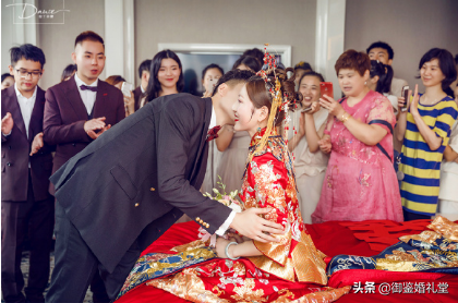 一定要注意伴娘礼服礼仪，伴娘应注意什么（婚礼当天新娘应该注意的仪态细节）