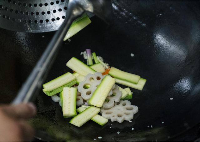 怎样腌制嫩牛肉片，腌制牛肉怎么做才鲜嫩（大厨一招就把牛肉变得又嫩又滑）