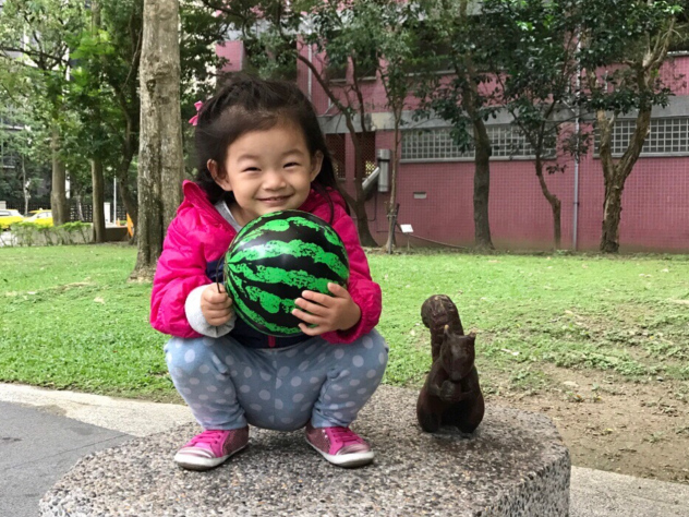 乖巧的女生外貌特征，乖巧的女生外貌特征图片（小眼睛和爸爸似复制粘贴）