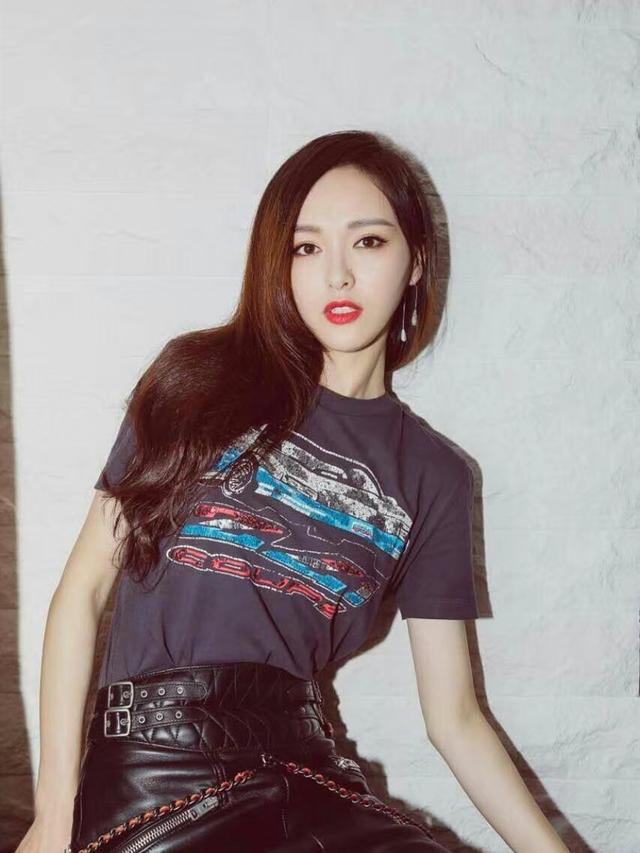 咖啡色头发适合年龄，咖啡色头发适合什么年龄（过了40岁的女人别再染黑发）