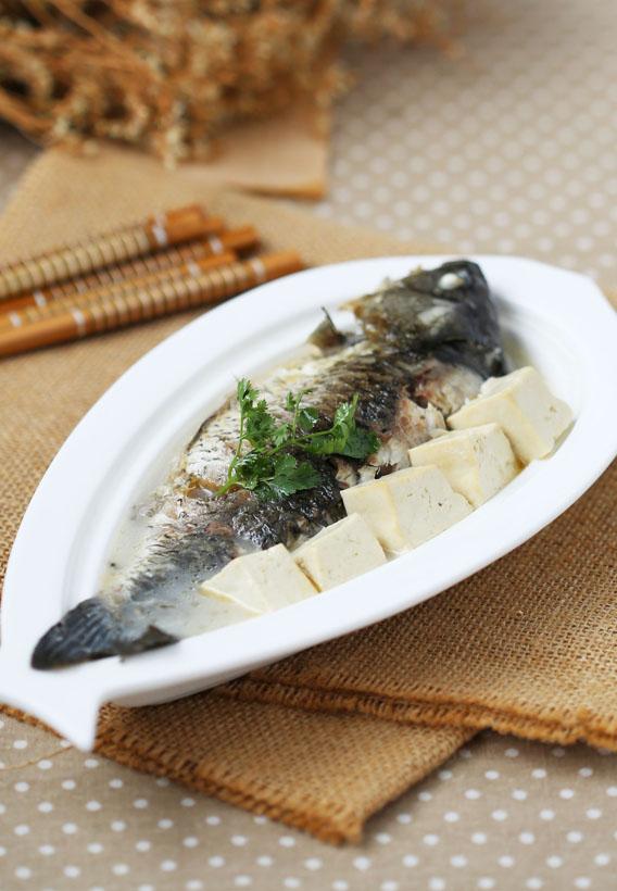 清汤豆腐鱼怎么做，清汤豆腐鱼怎么做好吃（大厨教做鲫鱼豆腐汤）