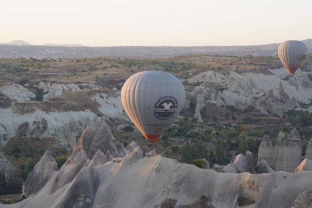 热气球下面的篮子叫什么，上面一个气球下面一个篮子（在热气球盛开的卡帕多奇亚）