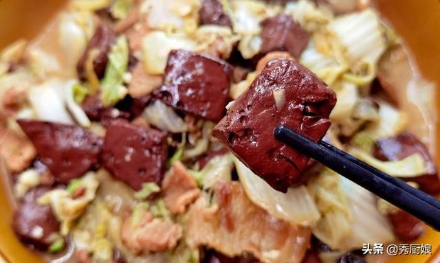 怎样做家常版白菜炒猪血，白菜猪血的炒菜方法（蛋白质是鸡蛋5倍）