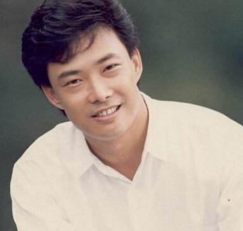 现在小哥费玉清过得怎么样，64岁的费玉清退出神坛