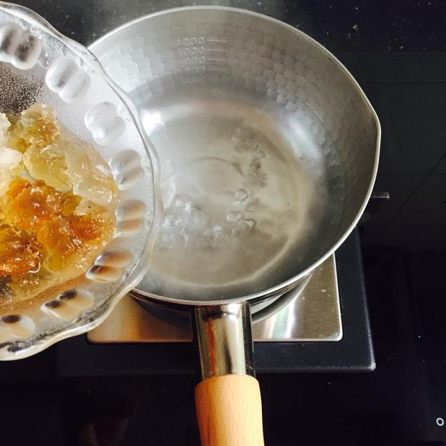 如何做木瓜炖牛奶，请问木瓜炖牛奶怎么做（跟牛奶一起炖着喝，美容养颜）