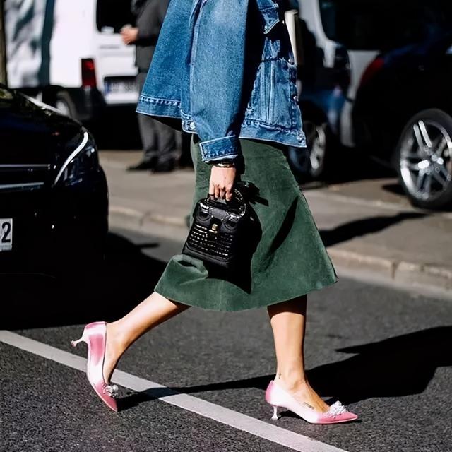 坡跟鞋是什么意思，坡跟鞋与高跟鞋（看看细高跟、小猫跟和坡跟鞋选择技巧）