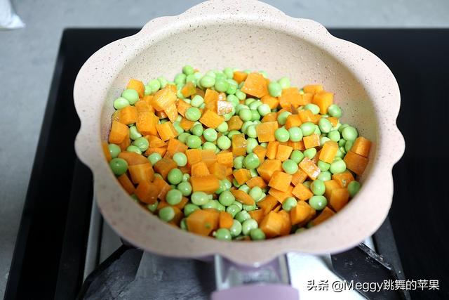 豌豆焖饭制作方法，豌豆焖饭怎么做电饭锅（加2料比白米饭营养翻倍）